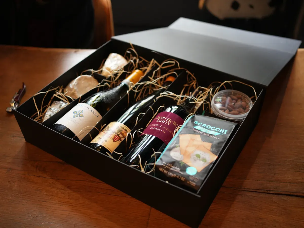 Luxe borrelpakket met witte en rode wijn en kaas als zakelijk relatiegeschenk