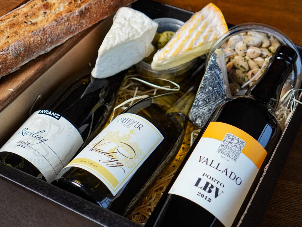 Borrelpakket met witte wijn & bubbels of port