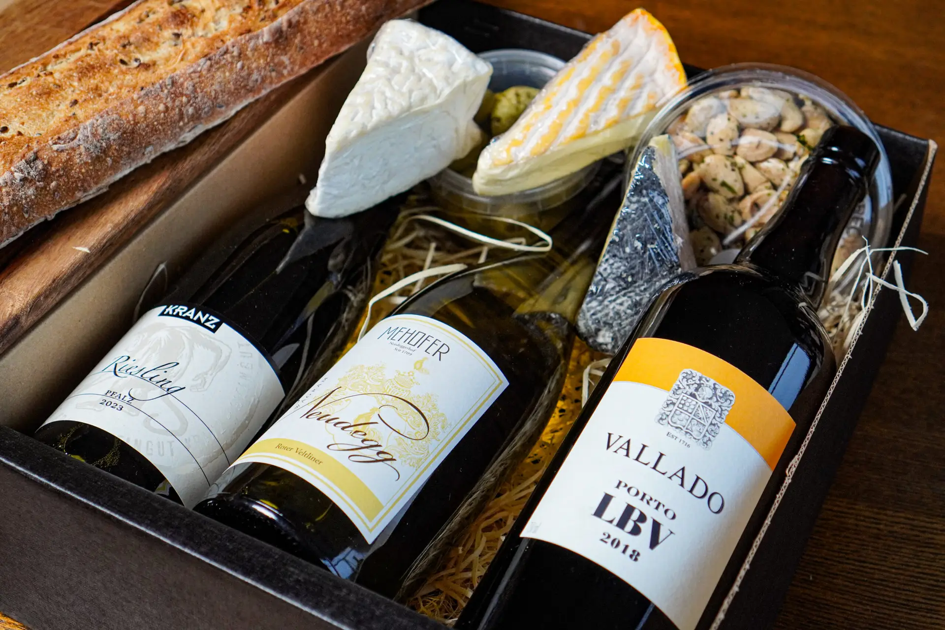 Borrelpakket met witte wijn & bubbels of port