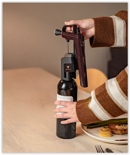 De beste manier om witte wijn te bewaren na openen is met een coravin.
